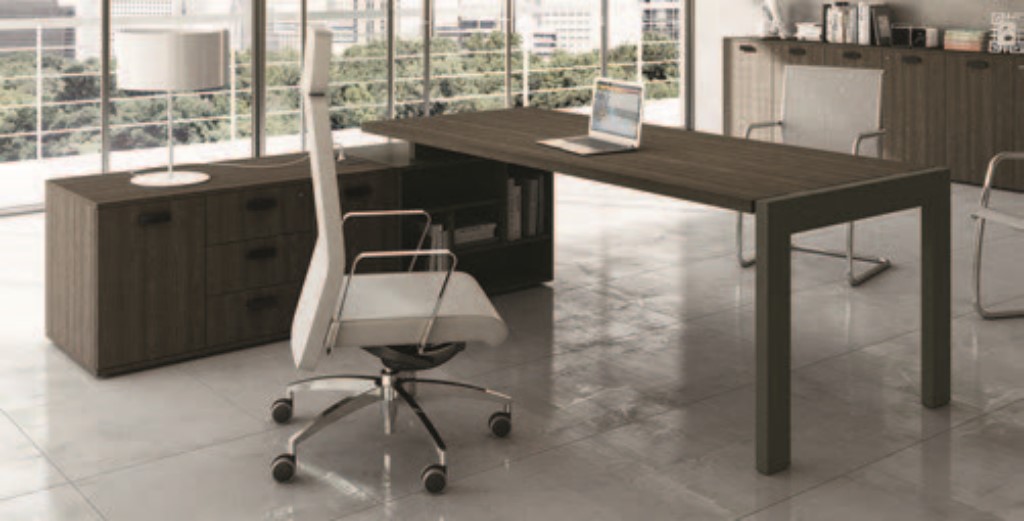 table de bureau marron et chaise roulante web